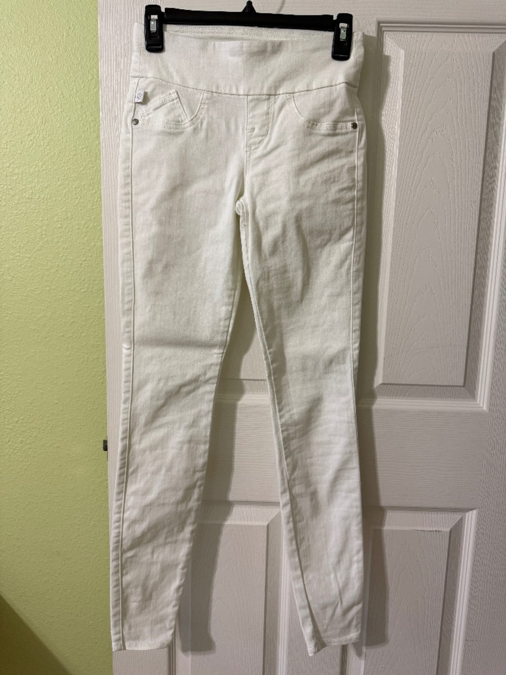 Rock & Republic White DenimR Slimming Pull On Jeans